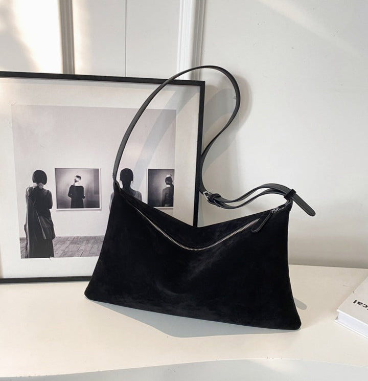 Victoria Schultertasche aus Kunstveloursleder