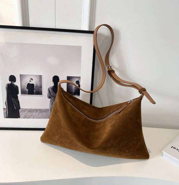 Victoria Schultertasche aus Kunstveloursleder